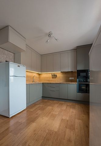 Угловая кухня в сером цвете для небольшой квартиры. Коллекция Урбан. Размер: 2370 Х 3010 Х 2430 мм  - 2