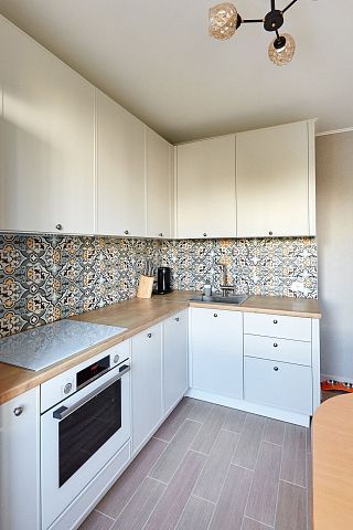 Белая угловая современная кухня Фрейм с узорчатым фартуком. Коллекция Фрейм. Размер: 2850 Х 1600 Х 2380 мм  - 2