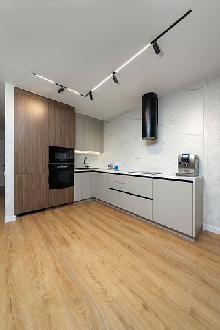 Стильная кухня-гостиная с акцентной вытяжкой. Коллекция Вуд. Размер: 2452 Х 2615 мм  - 1