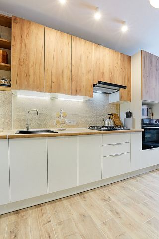 Угловая белая кухня с деревом. Коллекция Вуд. Размер: 1500 Х 2700 Х 2430 мм  - 1