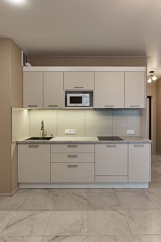 Аккуратная светлая кухня Бруклин для пары. Коллекция Бруклин. Размер: 2400 Х  2650 мм  - 2