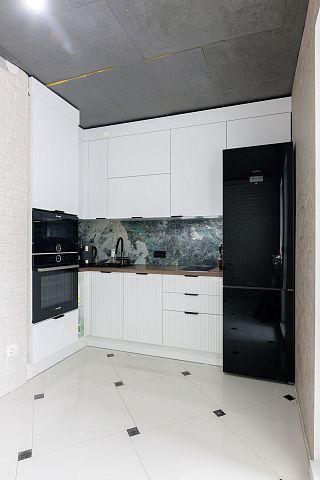 Лаконичная кухня в темном оттенке для небольшой квартиры-студии. Коллекция Урбан. Размер: 2350 Х 2650 Х 2430 мм  - 2