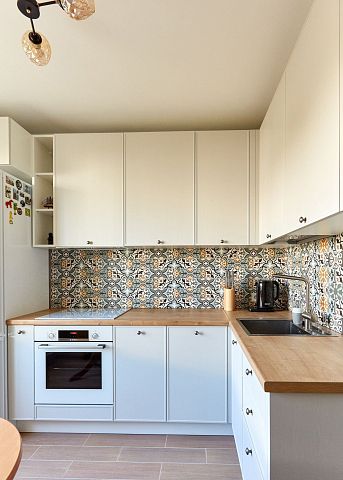 Белая угловая современная кухня Фрейм с узорчатым фартуком. Коллекция Фрейм. Размер: 2850 Х 1600 Х 2380 мм  - 1