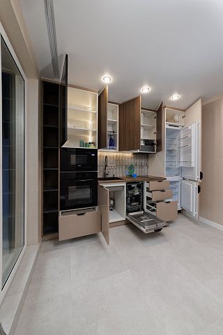 Прямая двухцветная кухня с витриной. Коллекция Вуд. Размер: 2750 Х 2530 мм  - 2