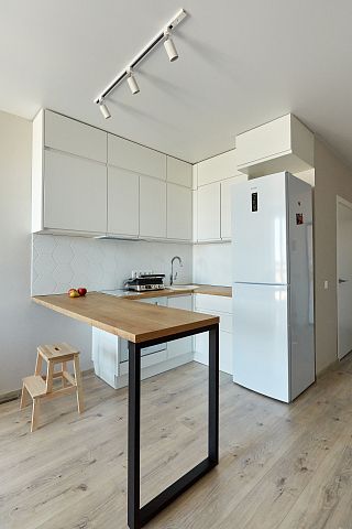 Белая кухня с барной стойкой. Коллекция evo+. Размер: 2200 Х 1800 Х 2550 мм  - 1