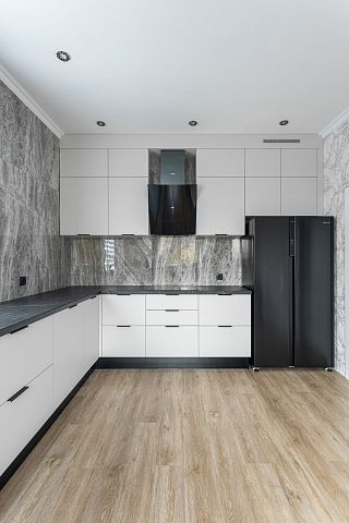 Большая белая угловая кухня с черной техникой. Коллекция Бостон. Размер: 5058 Х 3290 Х  2850 мм  - 1