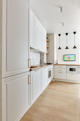 Белая классическая кухня с барной стойкой и открытыми полками. Коллекция Милан. Размер: 4000 Х 1200 Х 2550 мм  - 2