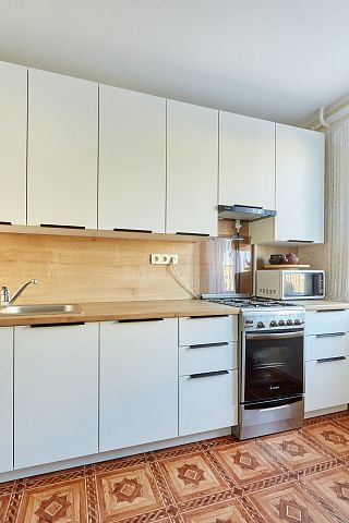 Прямая маленькая светлая кухня для хрущевки . Коллекция Глосс. Размер: 2700 Х 2380 мм  - 1